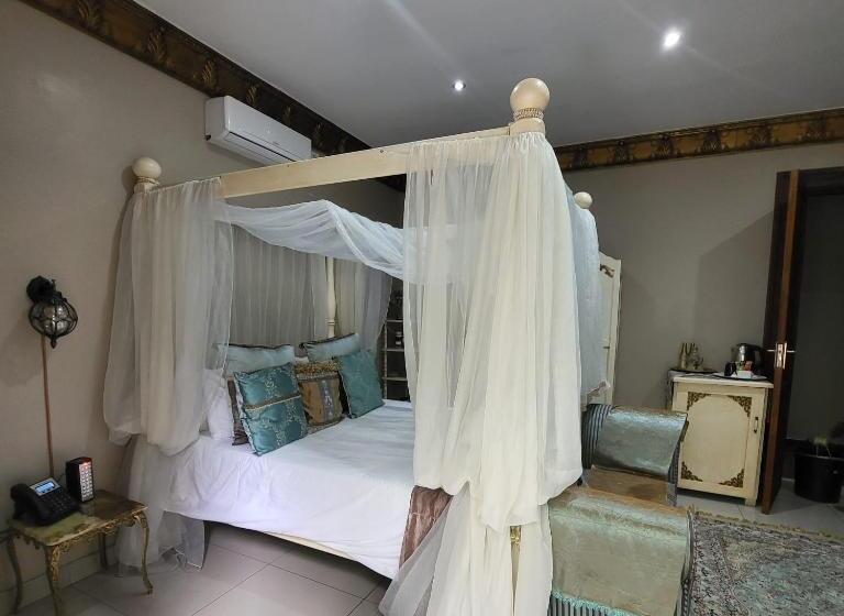 Отель Excalibur Boutique