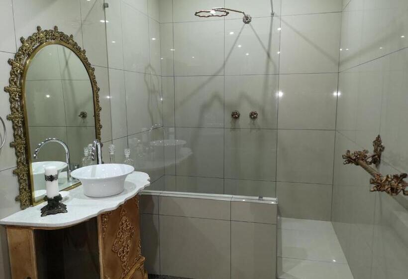 Отель Excalibur Boutique