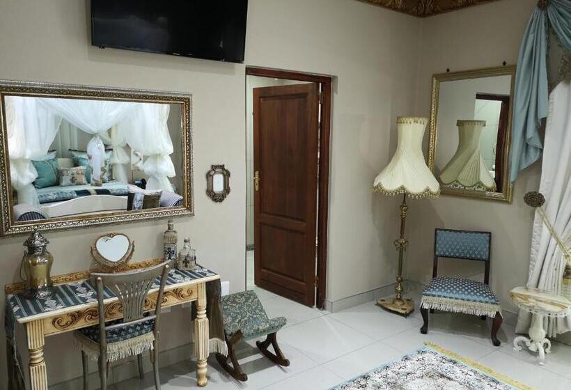 Отель Excalibur Boutique