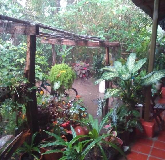 הוסטל Hostal Villa Cecilia