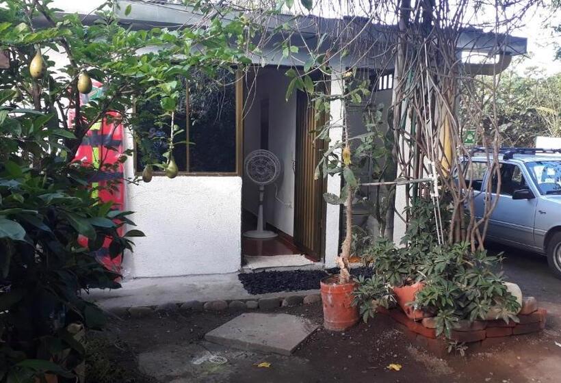 הוסטל Hostal Villa Cecilia