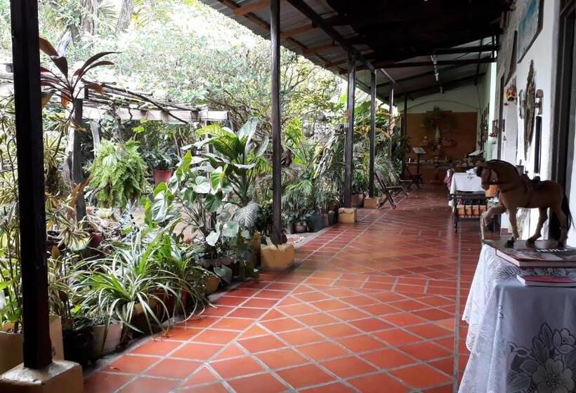 הוסטל Hostal Villa Cecilia