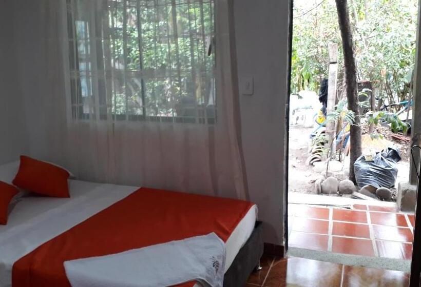 הוסטל Hostal Villa Cecilia