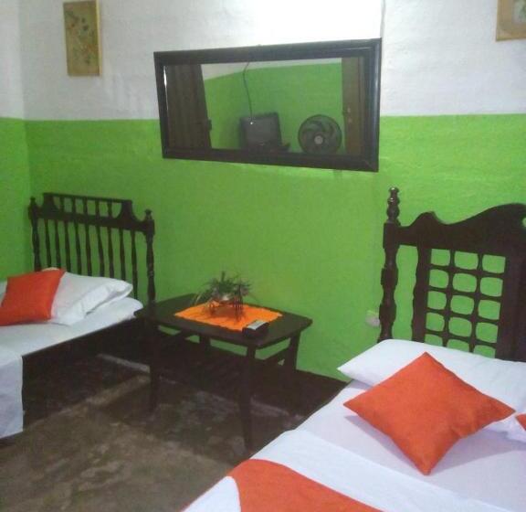 הוסטל Hostal Villa Cecilia