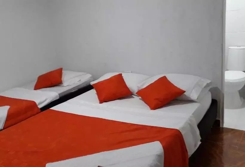ユースホステル Hostal Villa Cecilia