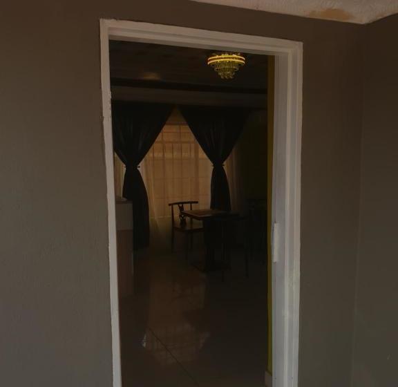 تختخواب و صبحانه Mathlyn Guesthouse Gaborone