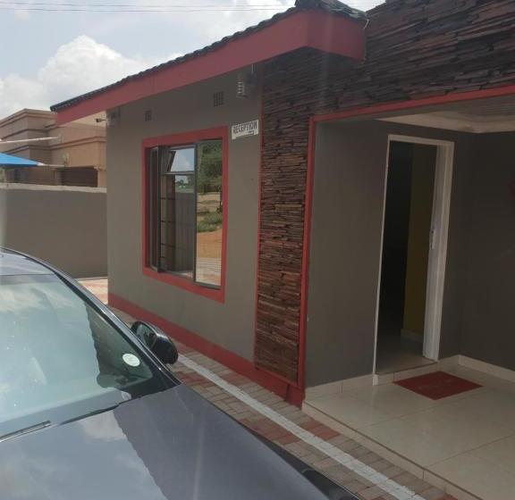 تختخواب و صبحانه Mathlyn Guesthouse Gaborone