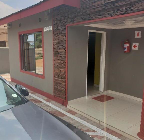 تختخواب و صبحانه Mathlyn Guesthouse Gaborone