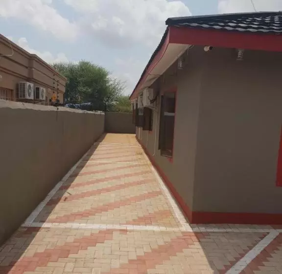 تختخواب و صبحانه Mathlyn Guesthouse Gaborone