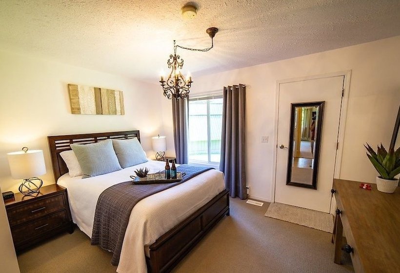 ホテル Lakeshore Boutique Inn Inc