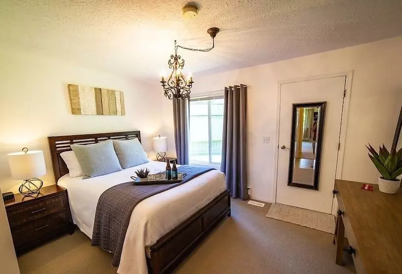 Hotelli Lakeshore Boutique Inn Inc