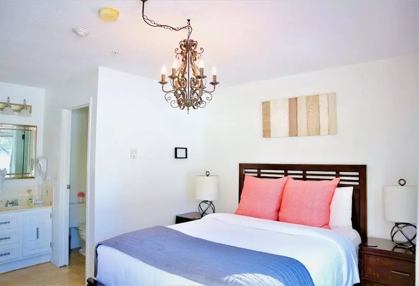 Hotelli Lakeshore Boutique Inn Inc