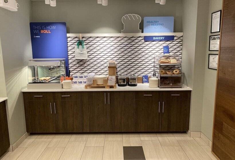 Hotel Holiday Inn Express & Suites Junction, An Ihg