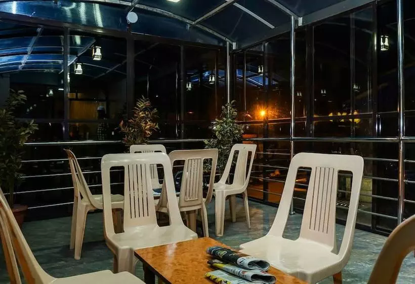 Hotelli Treebo Hillway Inn Main Market