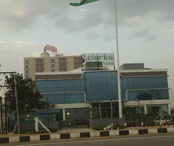 ホテル Clarks Residences Vrindavan