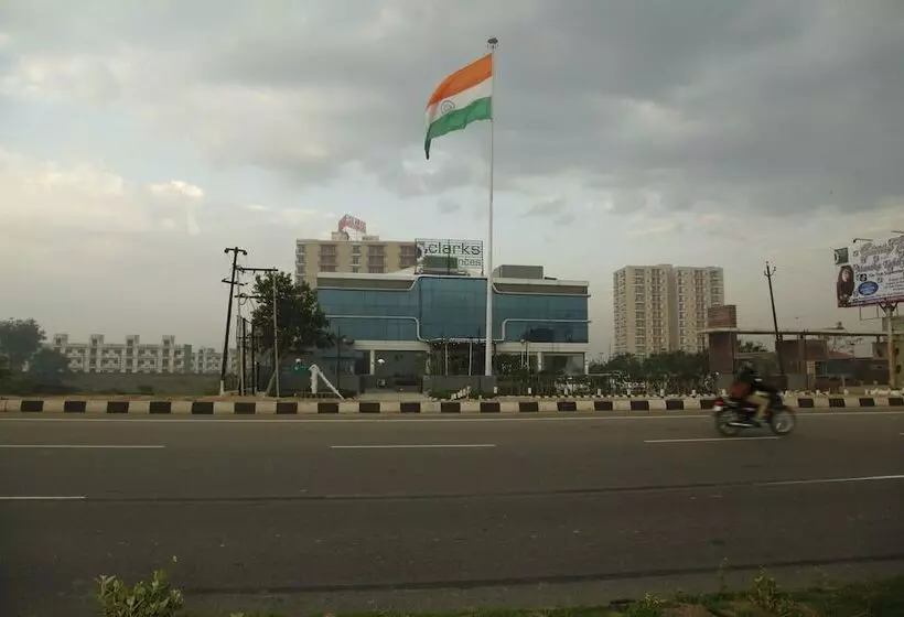 ホテル Clarks Residences Vrindavan