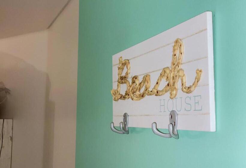 پانسیون By The Beach