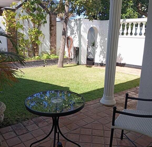 تختخواب و صبحانه The Leslie Executive