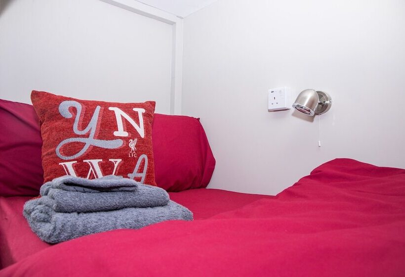 هاستل The Sandon