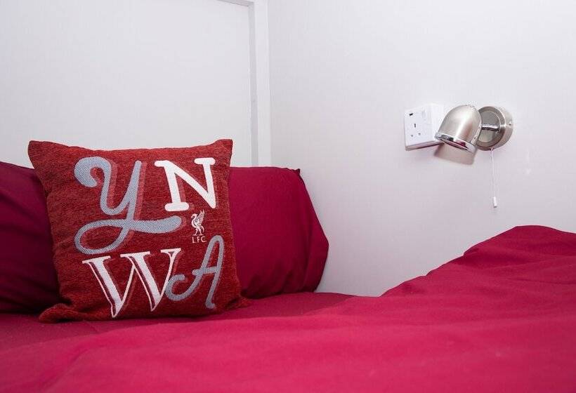 هاستل The Sandon