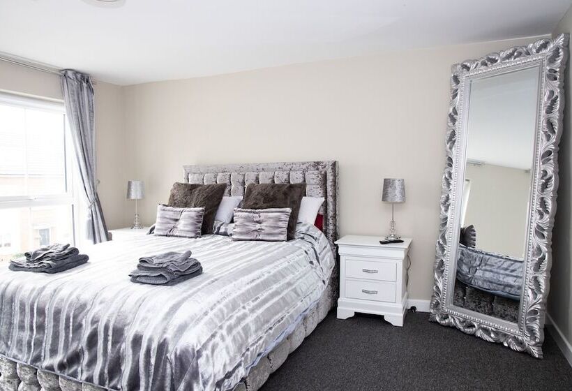 هاستل The Sandon