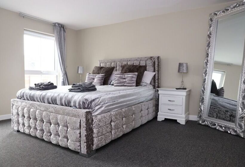 هاستل The Sandon