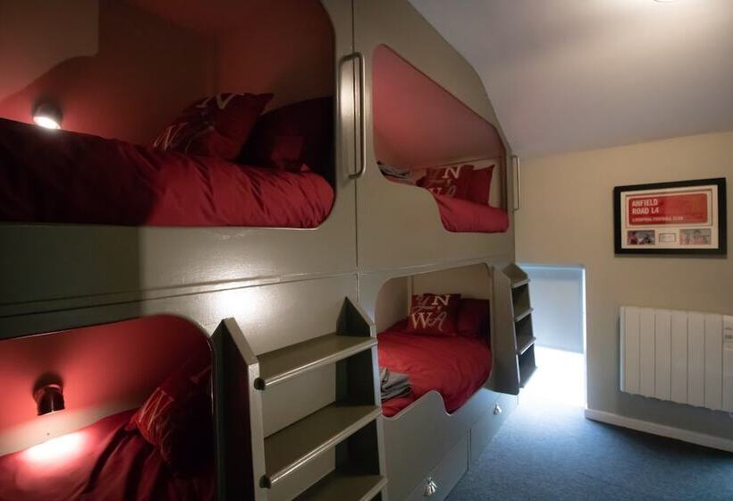 هاستل The Sandon