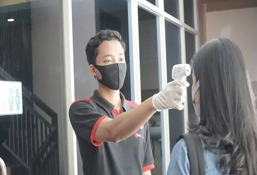 Majatalo Reddoorz Premium Near Ragunan Zoo 2