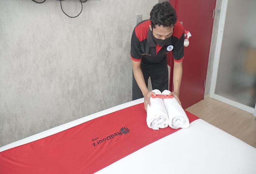 بنسيون Reddoorz Premium Near Ragunan Zoo 2