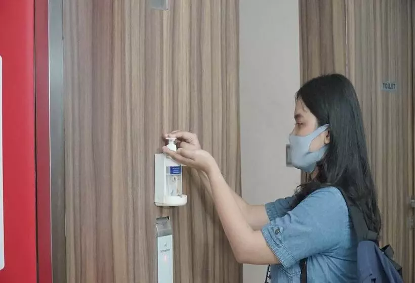 Majatalo Reddoorz Premium Near Ragunan Zoo 2