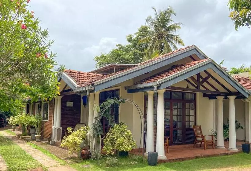 ベッドアンドブレックファースト Agasthi Airport Close