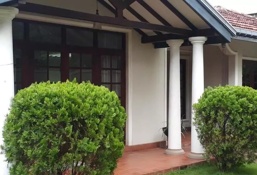 ベッドアンドブレックファースト Agasthi Airport Close