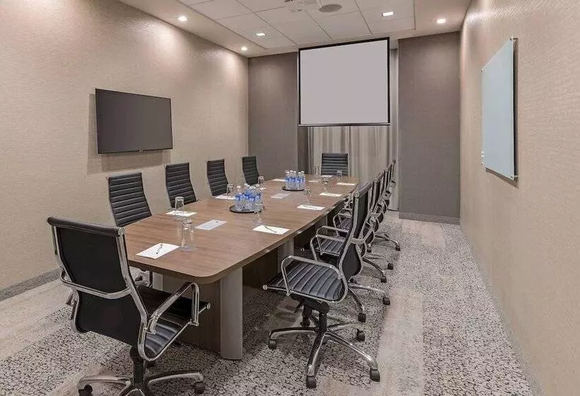 ホテル Courtyard By Marriott Burlington Oakville