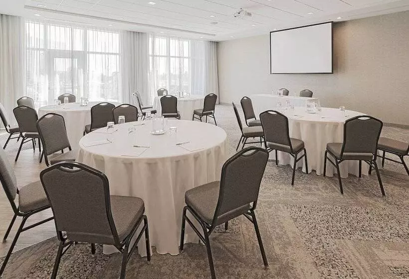 ホテル Courtyard By Marriott Burlington Oakville