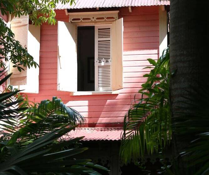 هاستل Pink Plantation House