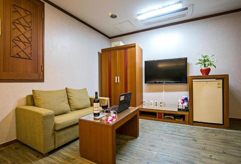 בית מלון כפרי Fiore Tourist