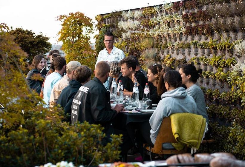 هاستل Yust Antwerp