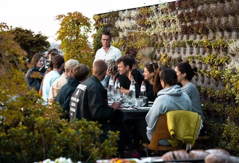 هاستل Yust Antwerp