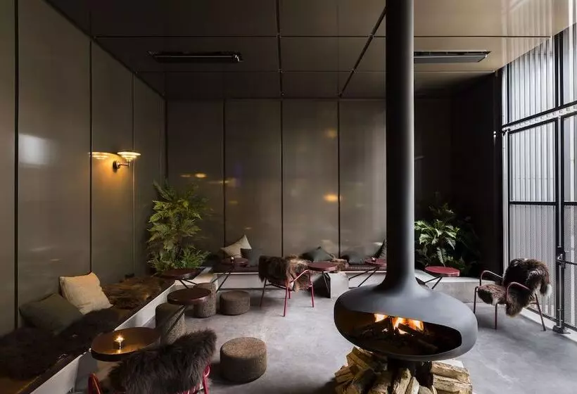 هاستل Yust Antwerp