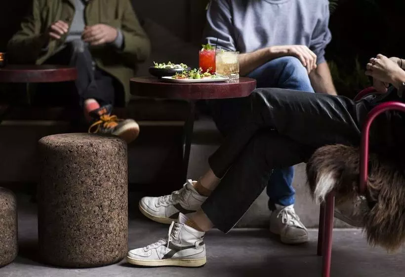 هاستل Yust Antwerp