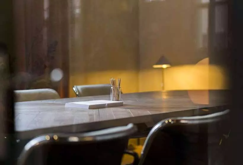 هاستل Yust Antwerp