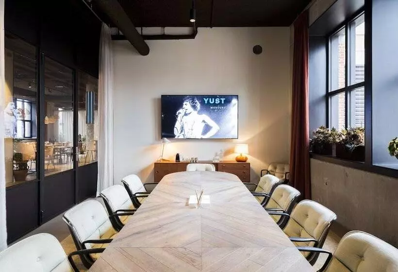 هاستل Yust Antwerp