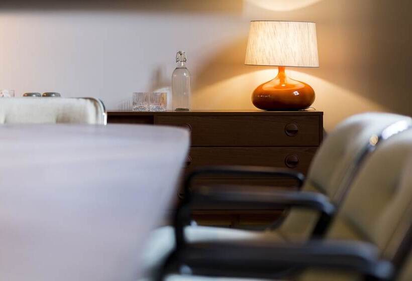 هاستل Yust Antwerp