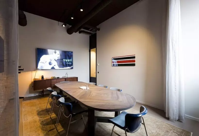 هاستل Yust Antwerp