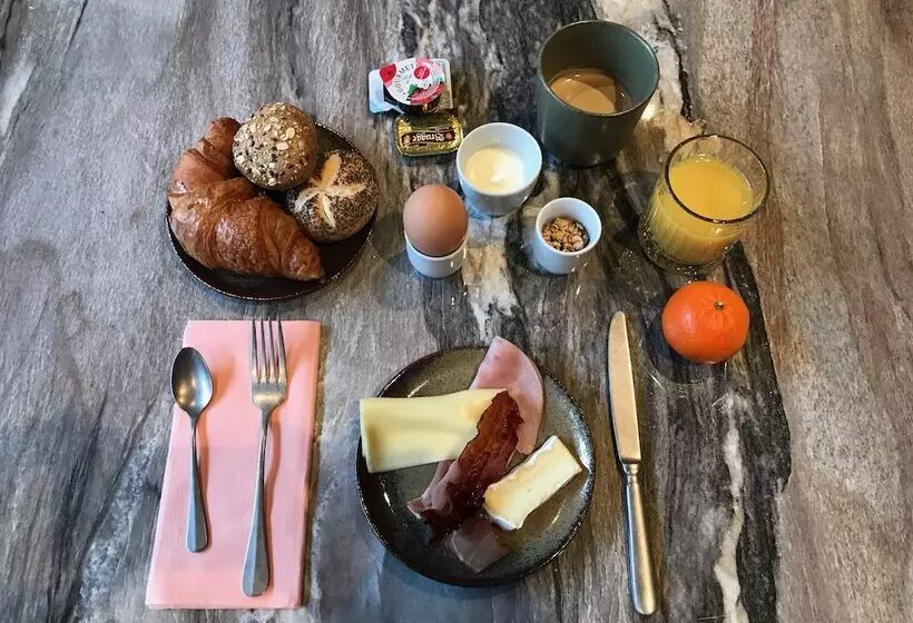 هاستل Yust Antwerp