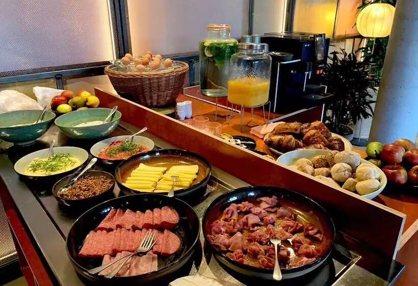 هاستل Yust Antwerp