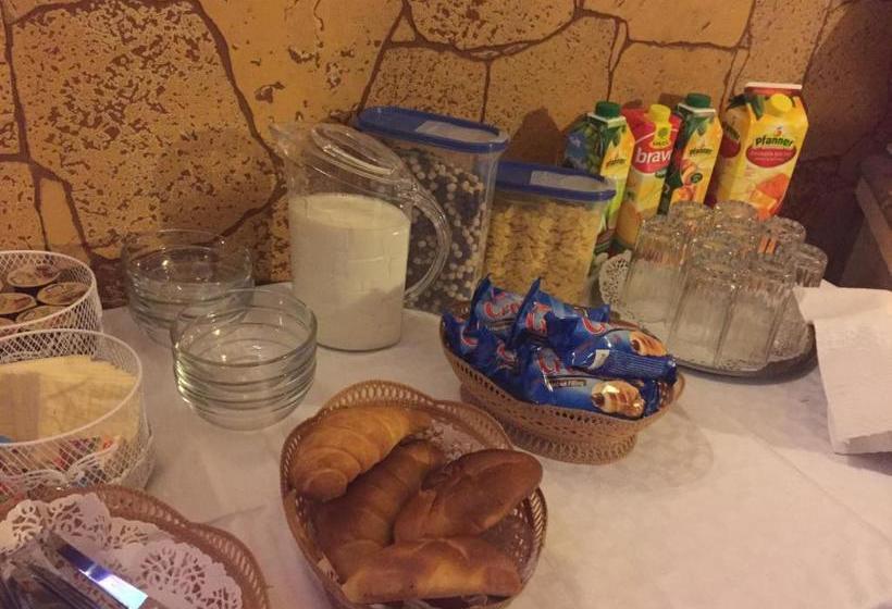 پانسیون Oli House