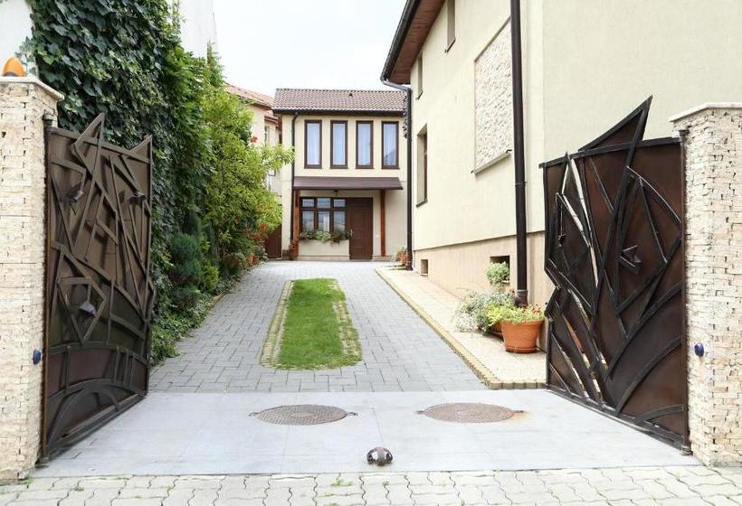 پانسیون Oli House