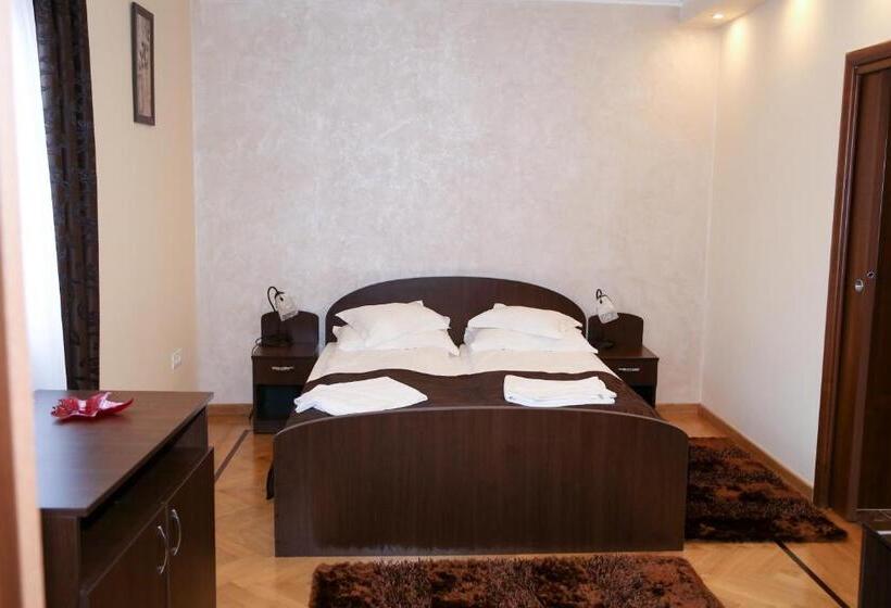 پانسیون Oli House