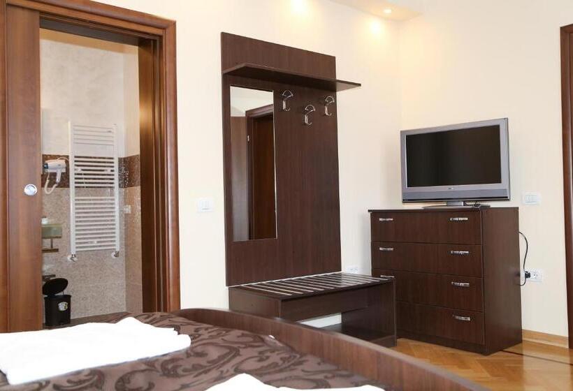 پانسیون Oli House